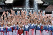 Kinder und Jugendliche zelebrieren Unspunnen vor dem Casino Kursaal auf vielfältige Art und Weise. (Bild: Andy Mettler / Swiss-Image (Interlaken, 26. August 2017))
