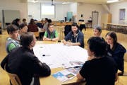 Jugendliche und Behördenvertreter diskutieren miteinander über das neue Kinder- und Jugendförderungsleitbild. (Bild Paul Gwerder)
