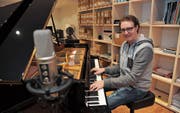 Hat flinke Finger beruflich und privat: der stellvertretende Urner Redaktionsleiter Florian Arnold (29). (Bild: Urs Hanhart (Altdorf, 8. Februar 2018))