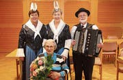 Zum 100. Geburtstag von Margrith Hächler sangen Monika Steiner (links) und Monika Nötzli, begleitet von Louis Camenzind. (Bild: Paul Gwerder (Erstfeld, 29. November 2017))