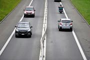 Verformungen an der Leitplanke auf der A 8 in Alpnach. (Bild Corinne Glanzmann)
