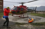... mit einem Helikopter nach Kathmandu gebracht. (Bild: Narendra Shrestha / EPA (Kathmandu, 30. April 2017))