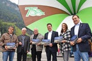 Von links: Andi Schumann, Stefan Fryberg, Antonio Camenzind, Gemeindepräsident Simon Arnold, Nina Arnold und OK-Präsident Franzsepp Arnold nach der Präsentation des Jubiläumsmagazins. (Bild Georg Epp)