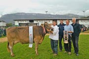 Tagessiegerin Jessy mit dem glücklichen Besitzer und Glockengewinner Marco Gabriel, Richard Schmid von Swissgenetics (rechts) und Bruno Käslin als Vertreter von Schweizer Braunvieh (Zweiter von links).