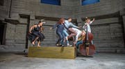 «Mal kämpferisch, mal zart.» Familie Lange auf der Opernbühne in der Johanneskirche. Von links: Liv, Bibiana, Maurin, Mael, Dieter. (Bild: Dominik Wunderli (Luzern, 7. Juni 2017))