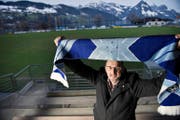 Bereits in Feierlaune: Ernst von Büren, Präsident des SC Buochs, gestern Abend im Stadion Seefeld. (Bild Corinne Glanzmann)
