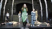 Der Teufel (Rebecca Büchi) tanzt im knallgrünen Kleid. (Bild: Marion Wannemacher (Sarnen, 5. März 2018))