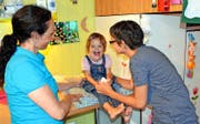 Die kleine Patientin Malin (4) erhält Hilfe von der Kinder-Spitex: Die Pflegefachfrau Helena Pironato leistet sie fünf Mal pro Woche. Hier zusammen mit Malins Mutter Martina Imfeld (rechts). (Bild Romano Cuonz)