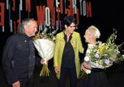 Regierungsrätin Yvonne von Deschwanden (Mitte) gratuliert den Preisträgern Heini und Barbara Gut. (Bild Romano Cuonz)