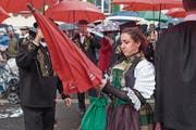 Älplerinnen und Älpler sind wetterfest – oder gut ausgerüstet (Bild: Edi Ettlin (Buochs, 22. Oktober 2017))