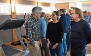 Von links: Bernhard Russi, Wangui Zwyssig und Herbert Blum diskutieren über das neue Angebot. (Bild: Georg Epp (Andermatt, 29. Januar 2018))