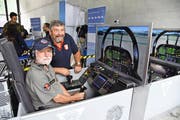 Hansjörg Schindler (im Cockpit seines Simulators) zusammen mit dem ehemaligen Schwinger Sepp Bissig als Helfer am Flugplatz-Jubiläum in Meiringen. (Bild: Robert Hess)