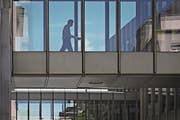 Ein Mitarbeiter der UBS; ab diesem Jahr liefern Schweizer Banken Daten von ausländischen Bankkunden an ihre Heimatländer. (Bild: Michèle Lima/Bloomberg (Zürich, 6. Juli 2017))