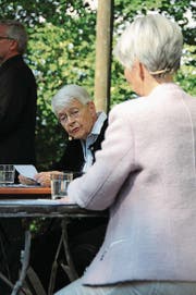 Klara Obermüller (links) als Dorothee im Dialog mit Marianne Waltert.