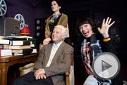 Geraldine Leigh Chaplin, right, American-born British actress and daughter of Charlie Chaplin, poses for a photo with with the wax figures of Charlie Chaplin and his wife Oona O'Neill Chaplin, behind, during a press event 6 month after the opening of the museum "Chaplin's World by Grevin" at the Manoir de Ban, in Corsier, above Vevey, Switzerland, Monday, November 21, 2016. Chaplin's World, a museum on English comic actor, filmmaker, and composer Charlie Chaplin, is located in a 14 hectare park of lush trees, it occupies the mansion where the Chaplin family lived the last 25 years of Charly Chaplin's life. (KEYSTONE/Laurent Gillieron).. (Bild: LAURENT GILLIERON (KEYSTONE))