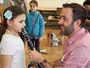 Musiklehrer Michel Truninger erklärt einem Mädchen die Klarinette. (Bild: Paul Gwerder (Altdorf, 25. März 2017))