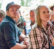 Die Jungjäger Lukas Waser und Andrea Odermatt bei der Übergabefeier der Jagdausweise. Bild: Philipp Zumbühl/PD (Stans, 2. Juni 2017)