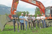 Spatenstich zum neuen Forstwerkhof auf dem Baugelände Chilcherli: Raphael Wiprächtiger, Vertreter Architekten; Heinz Krummenacher, Gemeindepräsident; Forstpräsident Urs Wallimann; Förster Rolf Wallimann; Regierungsrat Sepp Hess; Korporationspräsident Walter Hug und Baukommissionspräsident Urs Spichtig (von links). (Bild: Robert Hess (Alpnach, 18. August 2017))