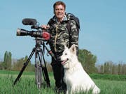 Tierfilmer Tony Gnos mit der treuen Begleiterin, der Schäferhündin Luna. (Bild: PD (Seedorf, Weg der Schweiz, März 2017)))