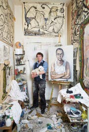 Im Atelier: Adam Tellmeister mit Emsi und seinem Porträt von Ex-Botschafter Tim Guldimann. (Bild: Gregor Zielke (Berlin, 27. Juli 2017))