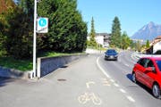 Velofahrer haben es nicht leicht, wie hier in Kerns, wo sie in einer Kurve die Strasse überqueren müssen. (Bild Adrian Venetz)