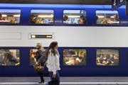 In der Zürcher S-Bahn wird nun testweise die Temperatur von 22 auf 20 Grad heruntergekühlt. (Bild: Keystone)