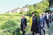 Nach der Vereidigung: Vizepräsident Peter Ziegler, Weibel Martin Aschwanden und Präsident Rolf Infanger (von links) schreiten voraus. (Bild Elias Bricker)