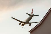 Ein Flugzeug fliegt im August 2014 ueber ein Wohngebiet in Kloten. Der Flughafen Zuerich Kloten befindet sich in unmittelbarer Naehe.(KEYSTONE/Sebastian Schneider) (Bild: SEBASTIAN SCHNEIDER (KEYSTONE))