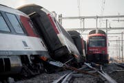 Die Unglücksursache ist bekannt: Die S-Bahn überfuhr ein Signal. (Bild: Keystone)