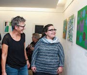Kunsttherapeutin Sybille Sidler (links) steht mit Michaela Murer vor deren Bild «Liebesgefühl». (Bild: Marion Wannemacher (Sachseln, 18. 11. 2017))