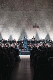 Das Zentralschweizer Jugendsinfonieorchester unter der Leitung von Joseph Sieber in der Maihof-Kirche. (Bild: Boris Bürgisser (13. Oktober 2017))
