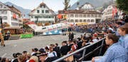 Soll die Regierung nun nach Katar fliegen, um die Hotel-Resort-Investoren zu besuchen? Das Flugzeug der letztjährigen Älpergesellschaft stünde bereit. (Bild Edi Ettlin)