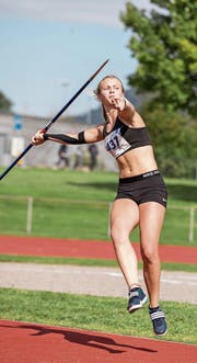 Fabienne Tiefenauer schleudert den Speer auf über 42 Meter. (Bild: Patrick Hürlimann (Zug, 16. September 2017))