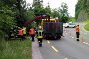 Die Bergungsaktion durch die Einsatzkräfte. (Bild: Geri Holdener)
