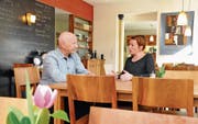 Einmal pro Woche verwöhnen sie Gäste: Nora Durrer und Vater Bruno Durrer im «Noras Dunnschtig». Bild: Adrian Venetz (Sarnen, 23. März 2017)