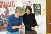 Lukas Egger (links) und Ueli Niederberger reden über Illustrationen für ihr Buch. Rechts eine Zeichnung der Wilden. (Bild: Philipp Unterschütz (Sarnen, 10. November 2017))