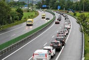 Der morgendliche Berufsverkehr, der über die Ausfahrt Baar und über die Nordzufahrt (Bildhintergrund) nach Zug will, staut sich auf der Autobahn schon beachtlich lang zurück. (Bild Stefan Kaiser)