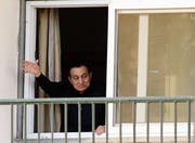 Der abgesetzte Autokrat Hosni Mubarak winkt seinen Anhängern anlässlich seines 87. Geburtstags aus dem Fenster des Militärspitals Maadi in Kairo zu. (Bild: Amr Nabil/AP (Kairo, 4. Mai 2015))