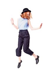 Schuhe, Hose, Bluse, dazu ein Hut als überraschendes Accessoire – fertig ist der Look. (Bild: Anna Rose Hankow aus «Das Kleiderschrank-Projekt»)
