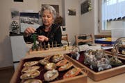 Die 66-jährige Trudi Ziegler fertigt filigrane Kunstwerke. Dabei wendet sie dieselben Techniken an wie Klosterfrauen vor über 100 Jahren. (Bild: Urs Hanhart / Neue UZ)