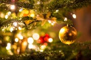 Weihnachten kann ganz schön anstrengend sein. Trotzdem freuen sich die meisten darauf. (Bild: Friso Gentsch/DPA)