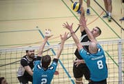 Der Luzerner Zohar Itzhaki versucht mit einem Smash, den Block von Ittigen mit Tino Jenal und Noah Eichenberger (Nummer 8) zu durchbrechen. (Bild: Boris Bürgisser (Luzern, 26. November 2017))
