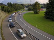 Der Rega-Heli landete direkt auf der Einfahrt. (Bild: Geri Holdener, Bote der Urschweiz)