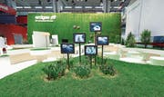 Ein Ausstellungsstand soll neugierig machen: Messefachmann Patrick Kurth setzte beispielsweise für eine Standpräsentation für einen Kunden echten Rasen und Blumen ein. (Bild: pd)