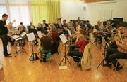 Dirigent Tobias Loew probt mit Mitgliedern der Musikgesellschaft Stansstad und der Feldmusik Beckenried im Oeki. (Bild: Isabel Christen (Stansstad, 18. März 2017))