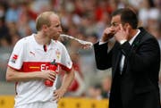 2009: Markus Babbel als Stuttgart-Trainer mit dem Schweizer Ludovic Magnin. (Bild: AP)