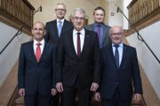 Der Ausserrhoder Regierungsrat ist wieder ein reines Männergremium: Matthias Weishaupt (SP), Dölf Biasotto (FDP), Landammann Paul Signer (FDP), Alfred Stricker (parteiunabhaengig), und Köbi Frei (SVP, von links). (Bild: Gian Ehrenzeller / Keystone (Herisau, 19. März 2017))