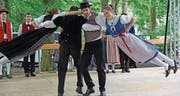 Die Gästegruppe Jestavo (Jungi Erwachseni tanzet Volkstanz) Birmenstorf bietet ganz besondere Einlagen. (Bild: Robert Hess (Alpnach, 23. Juli 2017))