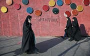Mehr als die Hälfte der Iraner nutzen Smartphones. (Bild: Ebrahim Noroozi/AP (Teheran, 3. Januar 2018))