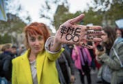 Eine junge Frau demonstriert gegen sexuelle Übergriffe. (Symbolbild: Christophe Petit Tesson/EPA)